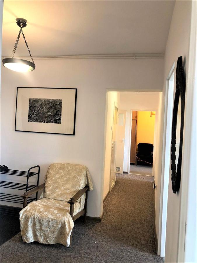 Comfortable 3 Bedroom Unit With A Cozy Balcony In Center *
